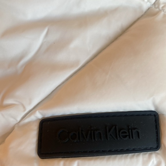 Calving Klein Jeans.Women's White Quilted Hooded Vest - Picture 4 of 9